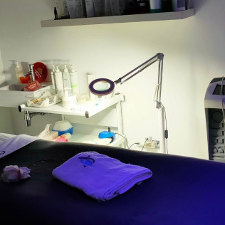 Pack Mimo y Relax: Masaje Corporal con Aromaterapia, Pedicura, Cóctel y Macaron en Las Termas de Ruham (Alcorcón, Madrid)