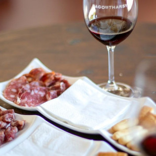 Noche entre Viñedos: Escapada con Desayuno y Visita a Bodega Pago de Tharsys con Cata y Embutidos para dos (L-J) (Valencia) 