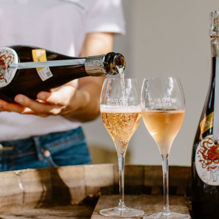 Noche entre Viñedos: Escapada con Desayuno y Visita a Bodega Pago de Tharsys con Cata y Embutidos para dos (L-J) (Valencia) 