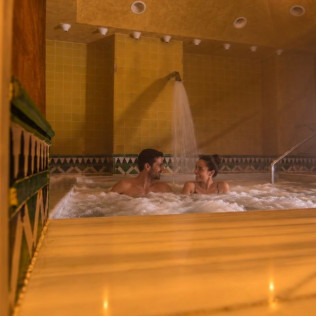 Baños Árabes, Masaje, Desayuno y Cóctel de Cava para dos en Palacio de Comares (Granada)