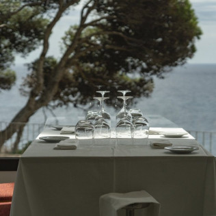 Mesa para dos: Comida o Cena para dos personas en Parador de Aiguablava (Girona)