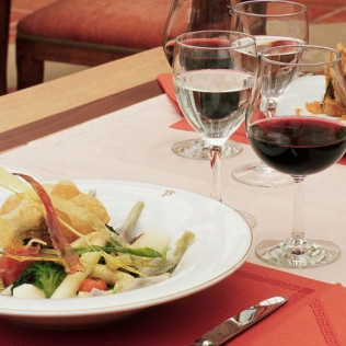 Mesa para dos: Comida o Cena para dos personas en Parador de Santo Domingo Bernardo de Fresneda (La Rioja)