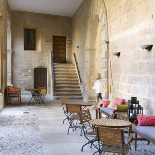 Escapada con Desayuno y Comida o Cena para dos personas en Parador de Alcañiz (Teruel)
