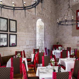 Escapada con Desayuno y Comida o Cena para dos personas en Parador de Alarcón (Cuenca)