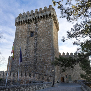 Escapada con Desayuno y Comida o Cena para dos personas en Parador de Alarcón (Cuenca)