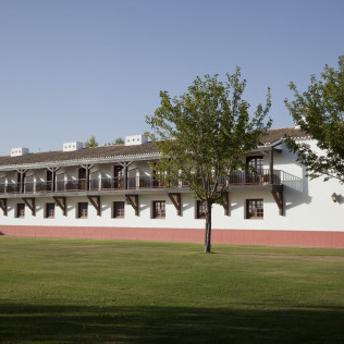Escapada con Desayuno y Comida o Cena para dos personas en Parador de Albacete (Albacete)