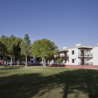 Mesa para dos: Comida o Cena para dos personas en Parador de Albacete (Albacete)