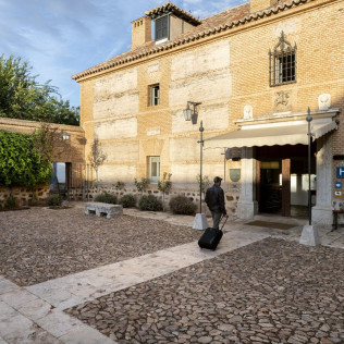 Escapada con Desayuno y Comida o Cena para dos personas en Parador de Almagro (Ciudad Real)