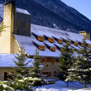 Escapada con Desayuno y Comida o Cena para dos personas en Parador de Arties (Lleida)