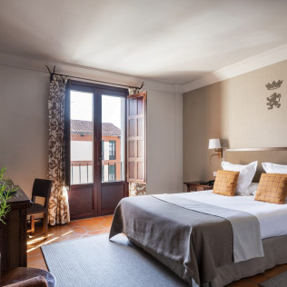 Escapada con Desayuno y Comida o Cena para dos personas en Parador de Ávila (Ávila)