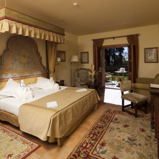 Escapada con Desayuno y Comida o Cena para dos personas en Parador de Benavente (Zamora)