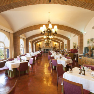 Escapada con Desayuno y Comida o Cena para dos personas en Parador de Benavente (Zamora)