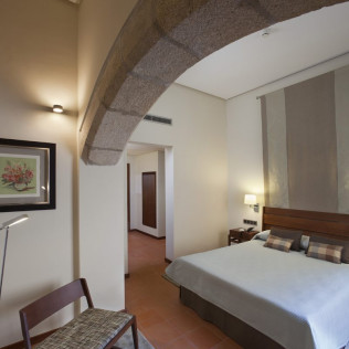 Escapada con Desayuno y Comida o Cena para dos personas en Parador de Cáceres (Cáceres)