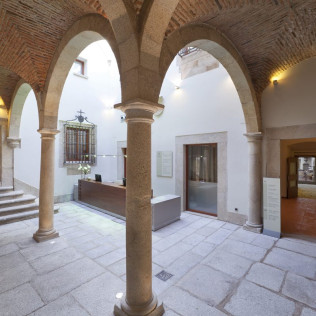 Escapada con Desayuno y Comida o Cena para dos personas en Parador de Cáceres (Cáceres)