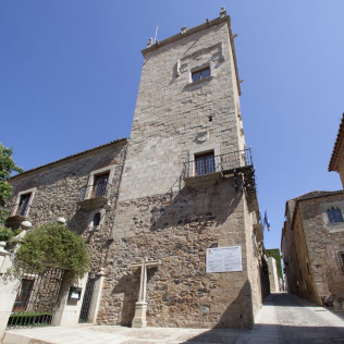 Escapada con Desayuno y Comida o Cena para dos personas en Parador de Cáceres (Cáceres)