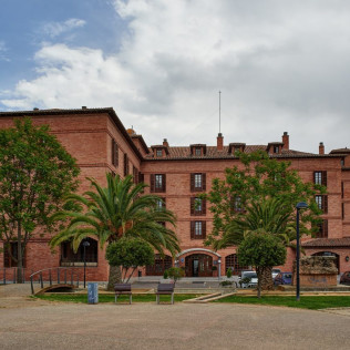 Escapada con Desayuno y Comida o Cena para dos personas en Parador de Calahorra (La Rioja)