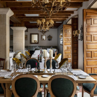 Escapada con Desayuno y Comida o Cena para dos personas en Parador de Cambados (Pontevedra)