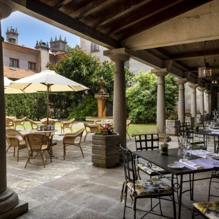 Escapada con Desayuno y Comida o Cena para dos personas en Parador de Cambados (Pontevedra)