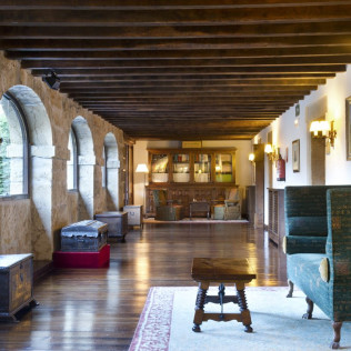 Escapada con Desayuno y Comida o Cena para dos personas en Parador de Cangas de Onís (Asturias)