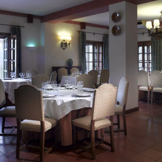 Escapada con Desayuno y Comida o Cena para dos personas en Parador de Cazorla (Jaén)