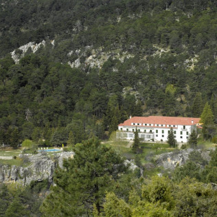 Escapada con Desayuno y Comida o Cena para dos personas en Parador de Cazorla (Jaén)