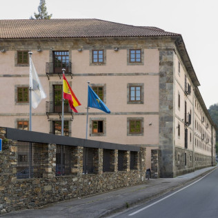Escapada con Desayuno y Comida o Cena para dos personas en Parador de Corias (Asturias)