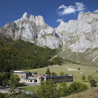 Escapada con Desayuno y Comida o Cena para dos personas en Parador de Fuente Dé (Cantabria)