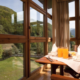 Escapada con Desayuno y Comida o Cena para dos personas en Parador de Fuente Dé (Cantabria)