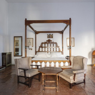 Escapada con Desayuno y Comida o Cena para dos personas en Parador de Guadalupe (Cáceres)