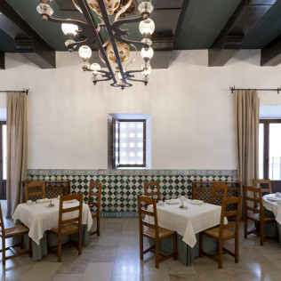 Escapada con Desayuno y Comida o Cena para dos personas en Parador de Guadalupe (Cáceres)