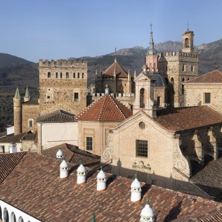 Escapada con Desayuno y Comida o Cena para dos personas en Parador de Guadalupe (Cáceres)
