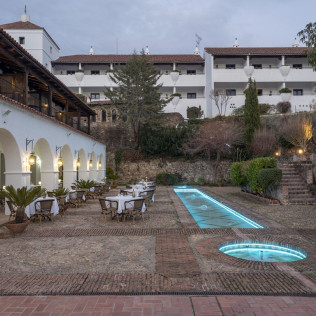 Escapada con Desayuno y Comida o Cena para dos personas en Parador de Guadalupe (Cáceres)