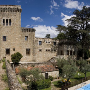 Escapada con Desayuno y Comida o Cena para dos personas en Parador de Jarandilla de la Vera (Cáceres)