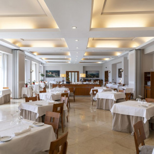 Escapada con Desayuno y Comida o Cena para dos personas en Parador de Jávea (Alicante)