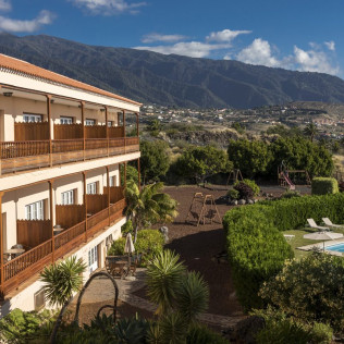 Escapada con Desayuno y Comida o Cena para dos personas en Parador de La Palma (Santa Cruz de Tenerife)