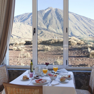 Escapada con Desayuno y Comida o Cena para dos personas en Parador de las Cañadas del Teide (Santa Cruz de Tenerife)