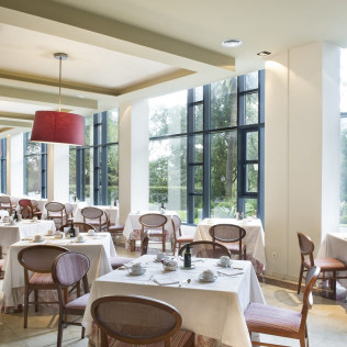Escapada con Desayuno y Comida o Cena para dos personas en Parador de Limpias (Cantabria)