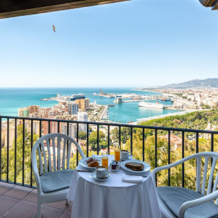 Escapada con Desayuno y Comida o Cena para dos personas en Parador de Málaga Gibralfaro (Málaga)