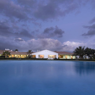 Escapada con Desayuno y Comida o Cena para dos personas en Parador de Málaga Golf (Málaga) 