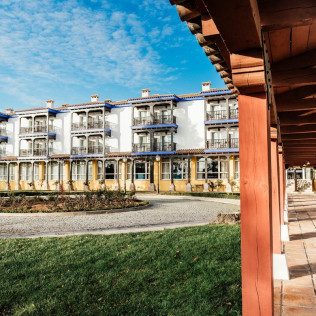 Escapada con Desayuno y Comida o Cena para dos personas en Parador de Manzanares (Ciudad Real)
