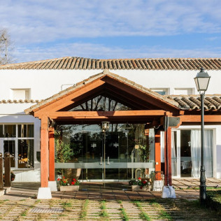 Escapada con Desayuno y Comida o Cena para dos personas en Parador de Manzanares (Ciudad Real)