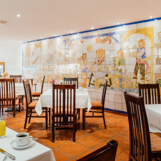 Escapada con Desayuno y Comida o Cena para dos personas en Parador de Manzanares (Ciudad Real)
