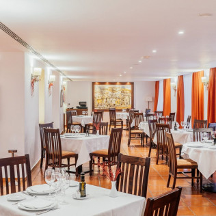 Escapada con Desayuno y Comida o Cena para dos personas en Parador de Manzanares (Ciudad Real)