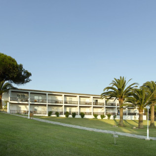 Escapada con Desayuno y Comida o Cena para dos personas en Parador de Mazagón (Huelva)