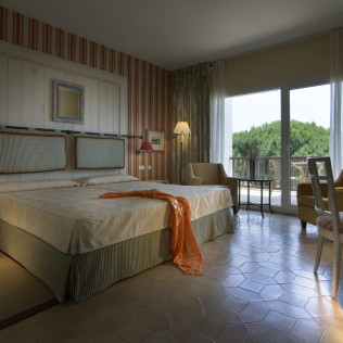 Escapada con Desayuno y Comida o Cena para dos personas en Parador de Mazagón (Huelva)