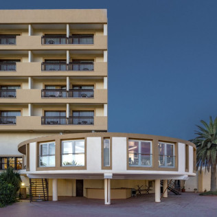 Escapada con Desayuno y Comida o Cena para dos personas en Parador de Melilla (Melilla)