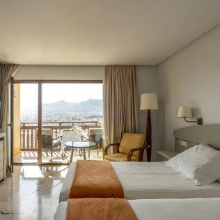 Escapada con Desayuno y Comida o Cena para dos personas en Parador de Melilla (Melilla)
