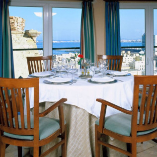Mesa para dos: Comida o Cena para dos personas en Parador de Melilla (Melilla)