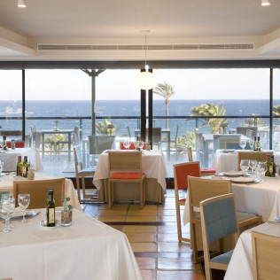 Escapada con Desayuno y Comida o Cena para dos personas en Parador de Mojácar (Almería)