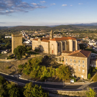 Escapada con Desayuno y Comida o Cena para dos personas en Parador de Monforte de Lemos (Lugo)